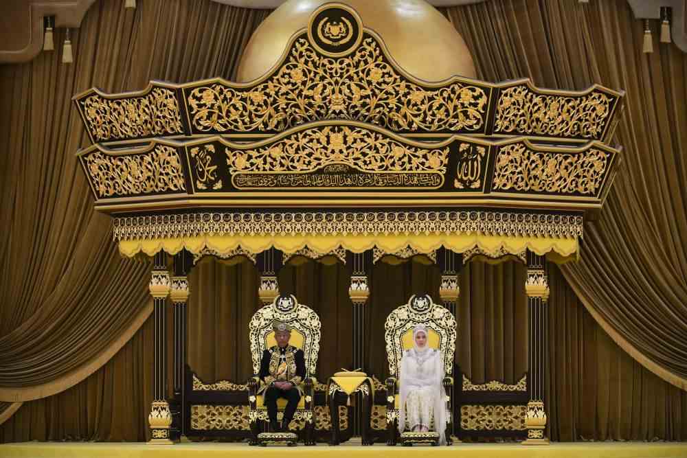 ↑7月30日，在马来西亚吉隆坡，马来西亚第16任最高元首阿卜杜拉（左）出席登基仪式。新华社发（马来西亚新闻局）